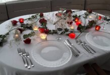 Evlilik, iki insanın hayatını birleştirmesinin ötesinde; alışkanlıkların, kültürlerin ve günlük ritüellerin de ortak bir paydada buluşması anlamına gelir. Bu yeni hayatın en sembolik anlarından biri ise evlilikte ilk yemek olarak kabul edilir. İlk kez aynı evde, aynı mutfakta hazırlanan ya da birlikte yenilen bu yemek, yalnızca bir öğün değil; yeni kurulan yuvanın sessiz ama güçlü bir ifadesidir. Türk kültüründe sofranın anlamı düşünüldüğünde, bu ilk yemeğin taşıdığı sembolik değer daha da belirginleşir. Konulu bir haber görseli.