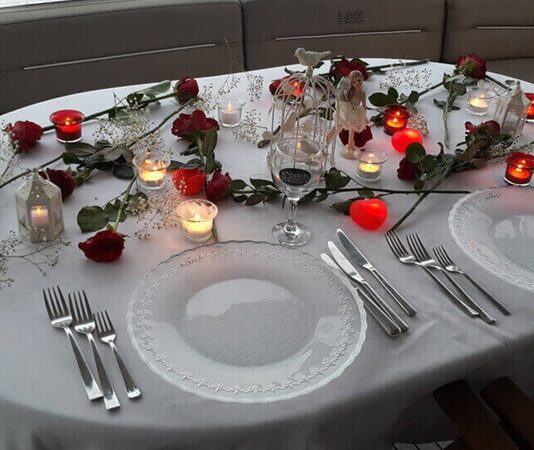 Evlilik, iki insanın hayatını birleştirmesinin ötesinde; alışkanlıkların, kültürlerin ve günlük ritüellerin de ortak bir paydada buluşması anlamına gelir. Bu yeni hayatın en sembolik anlarından biri ise evlilikte ilk yemek olarak kabul edilir. İlk kez aynı evde, aynı mutfakta hazırlanan ya da birlikte yenilen bu yemek, yalnızca bir öğün değil; yeni kurulan yuvanın sessiz ama güçlü bir ifadesidir. Türk kültüründe sofranın anlamı düşünüldüğünde, bu ilk yemeğin taşıdığı sembolik değer daha da belirginleşir. Konulu bir haber görseli.