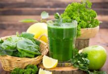 Yeşil detoks diyeti, vücudu toksinlerden arındırmak, sindirim sistemini desteklemek ve enerji seviyelerini artırmak amacıyla tercih edilen bir beslenme programıdır. Bu diyet, özellikle taze yeşil sebzeler, yeşil meyveler, bitkisel smoothieler ve yeşil çay gibi doğal içeriklerle uygulanır. Yeşil detoks diyeti, kısa süreli arınma programları ve sağlıklı yaşam trendleri arasında giderek popüler hale gelmektedir. Düzenli uygulandığında hem metabolizmayı destekler hem de bağışıklık sistemini güçlendirir. Konulu bir haber görseli.