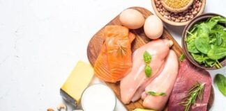 Yüksek Protein Yemeklerle Beslenme Düzeni Güçleniyor Ve Günlük Hayata Uyum Sağlıyor Son yıllarda sağlıklı yaşam arayışının artmasıyla birlikte beslenme tercihleri de önemli ölçüde değişmeye başladı. Bu değişimin merkezinde ise yüksek protein yemek anlayışı yer alıyor. Eskiden yalnızca sporculara veya yoğun fiziksel aktivite yapan bireylere özgü olduğu düşünülen protein ağırlıklı beslenme, bugün çok daha geniş bir kitle tarafından tercih ediliyor. Günlük hayatta daha dengeli, tok tutan ve sürdürülebilir bir beslenme düzeni arayan kişiler için yüksek proteinli öğünler dikkat çekici bir alternatif sunuyor. Konulu bir haber görseli.