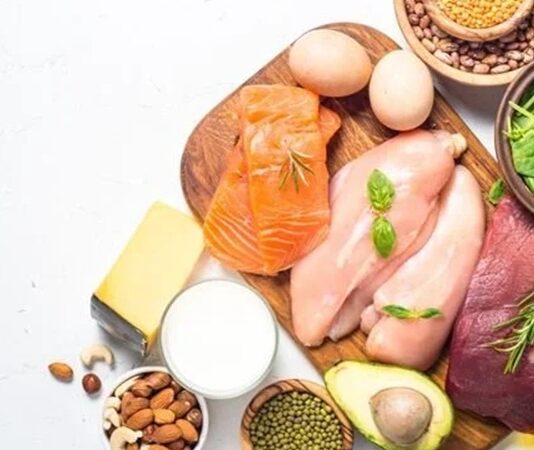 Son yıllarda sağlıklı yaşam arayışının artmasıyla birlikte beslenme tercihleri de önemli ölçüde değişmeye başladı. Bu değişimin merkezinde ise yüksek protein yemek anlayışı yer alıyor. Eskiden yalnızca sporculara veya yoğun fiziksel aktivite yapan bireylere özgü olduğu düşünülen protein ağırlıklı beslenme, bugün çok daha geniş bir kitle tarafından tercih ediliyor. Günlük hayatta daha dengeli, tok tutan ve sürdürülebilir bir beslenme düzeni arayan kişiler için yüksek proteinli öğünler dikkat çekici bir alternatif sunuyor. Konulu bir haber görseli.