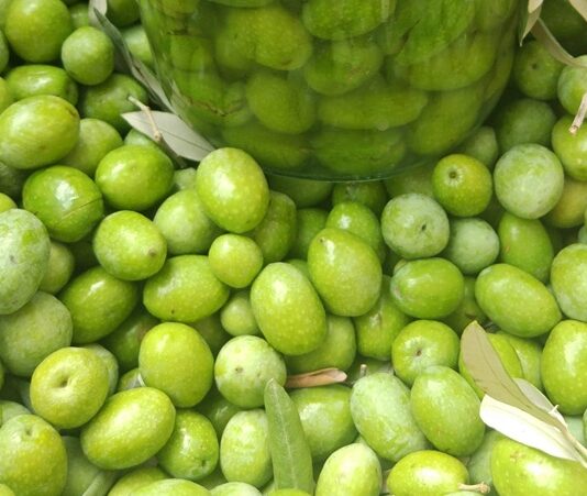 Akdeniz ve Ege coğrafyasının mutfak kültüründe özel bir yere sahip olan zeytin kırma, yalnızca bir hazırlık yöntemi değil, aynı zamanda köklü bir yaşam alışkanlığıdır. Zeytin ağaçlarının meyvesi olan zeytinin sofraya ulaşmadan önce geçirdiği bu süreç, sabır ve deneyim gerektirir. Zeytin kırma, doğrudan tüketilemeyen zeytinin geleneksel yöntemlerle yenilebilir hâle getirilmesini sağlar. Konulu bir haber görseli.