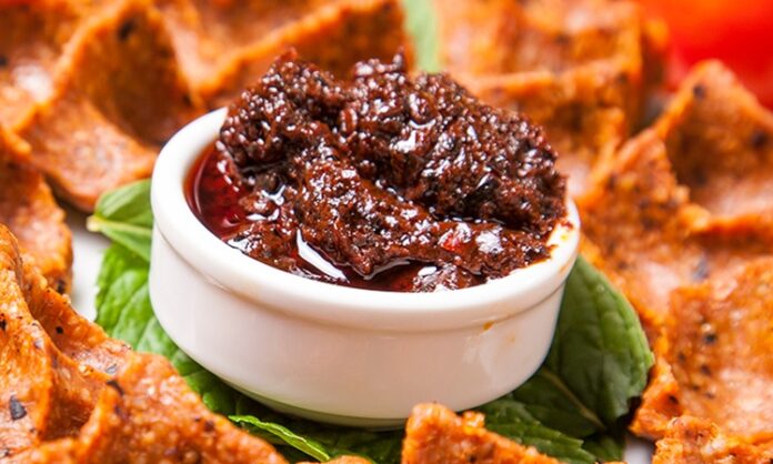 Modern mutfak anlayışının vazgeçilmez tamamlayıcılarından biri olan acı ve tatlı soslar, yemek kültüründe önemli bir yere sahip. Farklı damak zevklerine hitap eden bu soslar, yalnızca yemeklere aroma katmakla kalmıyor, aynı zamanda tariflerin karakterini de belirliyor. Günümüzde ev mutfaklarından restoranlara kadar geniş bir kullanım alanına sahip olan soslar, küresel mutfak etkileşimiyle birlikte daha da çeşitlenmiş durumda. Konulu bir haber görseli.