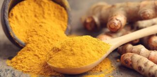 Zerdeçal, parlak sarı rengi ve kendine has aromasıyla son yıllarda mutfaklarda ve gündelik yaşamda daha fazla görünür hâle gelen özel bir baharattır. Geleneksel kullanımı yüzyıllara dayanan zerdeçal, yalnızca bir lezzet unsuru değil, aynı zamanda kültürel ve simgesel anlamlar taşıyan bir bitkidir. Özellikle Doğu mutfaklarında önemli bir yere sahip olan zerdeçal, günümüzde küresel mutfak kültürünün de dikkat çeken parçalarından biri hâline gelmiştir. Konulu bir haber görseli.