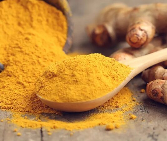 Zerdeçal, parlak sarı rengi ve kendine has aromasıyla son yıllarda mutfaklarda ve gündelik yaşamda daha fazla görünür hâle gelen özel bir baharattır. Geleneksel kullanımı yüzyıllara dayanan zerdeçal, yalnızca bir lezzet unsuru değil, aynı zamanda kültürel ve simgesel anlamlar taşıyan bir bitkidir. Özellikle Doğu mutfaklarında önemli bir yere sahip olan zerdeçal, günümüzde küresel mutfak kültürünün de dikkat çeken parçalarından biri hâline gelmiştir. Konulu bir haber görseli.