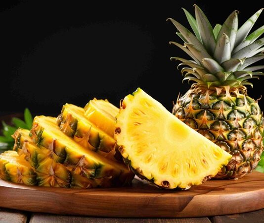 Ananas, tropikal iklimlerin simgesi haline gelmiş, kendine özgü aroması ve görüntüsüyle dünya genelinde tanınan bir meyve olarak dikkat çekiyor. Dışı sert ve dikenli, içi ise yumuşak ve sulu olan ananas, yalnızca lezzetiyle değil, temsil ettiği yaşam tarzı ve kültürel çağrışımlarla da öne çıkıyor. Günümüzde ananas, taze tüketimden içeceklere, tatlılardan ana yemeklere kadar geniş bir kullanım alanına sahip olmasıyla küresel mutfakların vazgeçilmezlerinden biri haline gelmiş durumda. Konulu bir haber görseli.