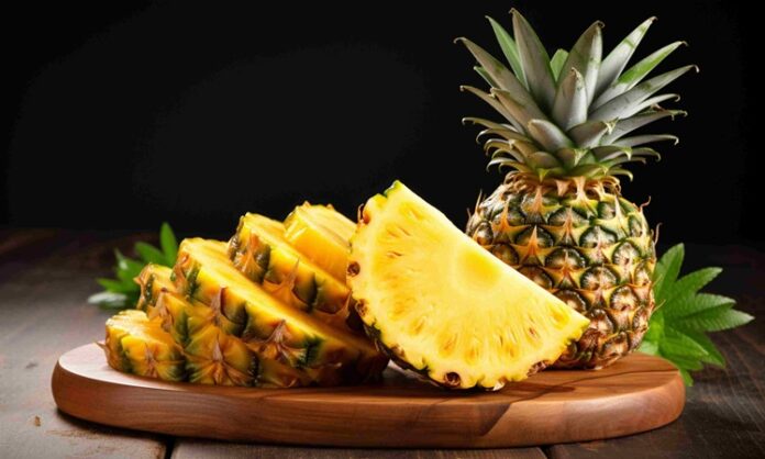 Ananas, tropikal iklimlerin simgesi haline gelmiş, kendine özgü aroması ve görüntüsüyle dünya genelinde tanınan bir meyve olarak dikkat çekiyor. Dışı sert ve dikenli, içi ise yumuşak ve sulu olan ananas, yalnızca lezzetiyle değil, temsil ettiği yaşam tarzı ve kültürel çağrışımlarla da öne çıkıyor. Günümüzde ananas, taze tüketimden içeceklere, tatlılardan ana yemeklere kadar geniş bir kullanım alanına sahip olmasıyla küresel mutfakların vazgeçilmezlerinden biri haline gelmiş durumda. Konulu bir haber görseli.