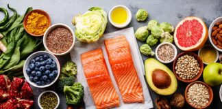 Günümüzde sağlıklı yaşam arayışı, beslenme tercihlerinde köklü değişimleri beraberinde getiriyor. Özellikle kronik hastalıkların artışı ve çevresel faktörlerin insan sağlığı üzerindeki etkileri, bireyleri daha bilinçli beslenme modellerine yöneltiyor. Bu noktada antioksidan zengini beslenme, hem bilim dünyasında hem de toplum genelinde giderek daha fazla önem kazanıyor. Uzmanlar, antioksidanların vücudu serbest radikallerin zararlı etkilerine karşı koruduğunu ve genel sağlık üzerinde belirleyici bir rol oynadığını vurguluyor. Konulu bir haber görseli.