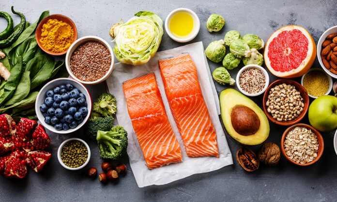 Günümüzde sağlıklı yaşam arayışı, beslenme tercihlerinde köklü değişimleri beraberinde getiriyor. Özellikle kronik hastalıkların artışı ve çevresel faktörlerin insan sağlığı üzerindeki etkileri, bireyleri daha bilinçli beslenme modellerine yöneltiyor. Bu noktada antioksidan zengini beslenme, hem bilim dünyasında hem de toplum genelinde giderek daha fazla önem kazanıyor. Uzmanlar, antioksidanların vücudu serbest radikallerin zararlı etkilerine karşı koruduğunu ve genel sağlık üzerinde belirleyici bir rol oynadığını vurguluyor. Konulu bir haber görseli.