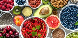 Günümüzde sağlıklı yaşam ve dengeli beslenme kavramları her zamankinden daha fazla önem kazanmış durumdadır. Bu ilginin merkezinde ise antioksidan zengini gıdalar yer almaktadır. Modern yaşamın getirdiği çevresel faktörler, stres ve düzensiz beslenme alışkanlıkları, bireyleri daha bilinçli tercihlere yöneltmektedir. Bu noktada antioksidan içeriği yüksek besinler, doğal yapılarıyla dikkat çekmektedir. Konulu bir haber görseli.