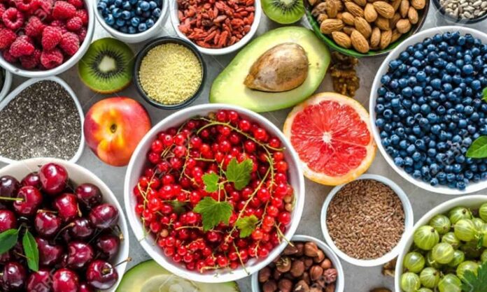 Günümüzde sağlıklı yaşam ve dengeli beslenme kavramları her zamankinden daha fazla önem kazanmış durumdadır. Bu ilginin merkezinde ise antioksidan zengini gıdalar yer almaktadır. Modern yaşamın getirdiği çevresel faktörler, stres ve düzensiz beslenme alışkanlıkları, bireyleri daha bilinçli tercihlere yöneltmektedir. Bu noktada antioksidan içeriği yüksek besinler, doğal yapılarıyla dikkat çekmektedir. Konulu bir haber görseli.