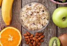 Ara öğünlerde sağlıklı seçimler, gün boyunca sürdürülebilir bir beslenme düzeni oluşturmanın önemli parçalarından biri olarak öne çıkmaktadır. Ana öğünler arasındaki zamanın uzaması, bireyleri plansız ve hızlı tercihlere yöneltebilir. Bu noktada ara öğün kavramı, yalnızca açlığı bastıran bir alışkanlık değil, günün genel beslenme ritmini destekleyen bilinçli bir tercih olarak değerlendirilmektedir. Konulu bir haber görseli.