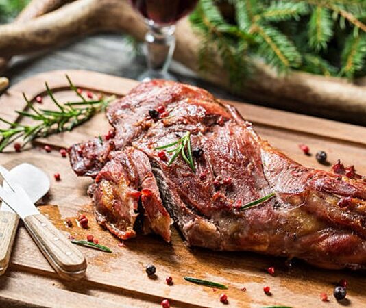 Av eti, insanlık tarihinin en eski besin kaynaklarından biri olarak günümüzde de önemini koruyor. Doğal yaşam alanlarında serbest şekilde beslenen hayvanlardan elde edilen av eti, hem lezzeti hem de besin değeri açısından dikkat çekiyor. Modern beslenme anlayışında doğal ve katkısız gıdalara olan ilginin artmasıyla birlikte av etine yönelik ilgi de yeniden yükselişe geçmiş durumda. Konulu bir haber görseli.