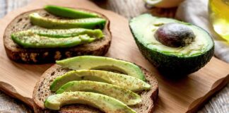 Son yıllarda mutfak kültüründe adını sıkça duyuran avokado, hem sade tadı hem de çok yönlü kullanımıyla dikkat çekiyor. Bir dönem yalnızca belirli tariflerde yer bulan bu meyve, günümüzde kahvaltıdan ana yemeklere kadar pek çok sofrada kendine yer açmış durumda. Özellikle doğal ve dengeli beslenmeye yönelen tüketicilerin tercihi olan avokado, mutfak alışkanlıklarını da dönüştürüyor. Konulu bir haber görseli.