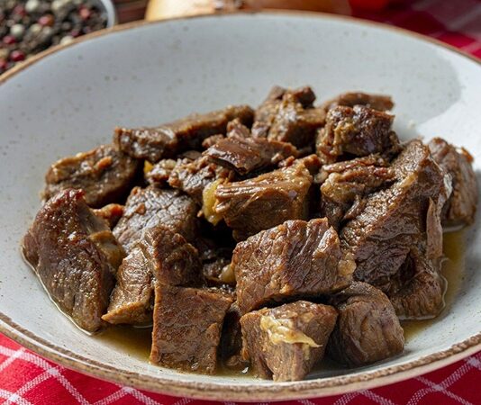 Geleneksel mutfak kültüründe önemli bir yere sahip olan kavurma, genellikle yüksek yağ oranıyla anılsa da son yıllarda daha bilinçli pişirme yaklaşımlarıyla yeniden yorumlanıyor. Özellikle az yağlı kavurma, hem lezzetten ödün vermeden hem de daha dengeli beslenme hedefleriyle uyumlu olması nedeniyle dikkat çekiyor. Bu yöntem, klasik kavurmanın yoğun yapısını daha hafif hale getirerek geniş bir kitleye hitap ediyor. Konulu bir haber görseli.