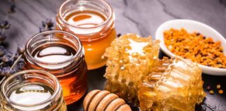 Geleneksel beslenme kültürünün en köklü unsurlarından biri olan bal ve pekmez, yüzyıllardır sofralarda yerini koruyan doğal gıdalar arasında bulunur. Günümüzde işlenmiş şeker ve yapay tatlandırıcılara yönelik artan eleştiriler, bal ve pekmez gibi doğal ürünlere olan ilgiyi yeniden artırmıştır. Hem lezzetleri hem de doğal üretim süreçleriyle öne çıkan bu ürünler, kahvaltıdan tatlılara kadar geniş bir kullanım alanına sahiptir. Konulu bir haber görseli.