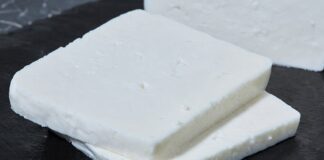 Türk mutfağının en köklü ve en çok tüketilen ürünlerinden biri olan beyaz peynir, yüzyıllardır sofraların baş tacı olmayı sürdürüyor. Kahvaltı kültürünün vazgeçilmez bir parçası olan beyaz peynir, sadece sabah öğünlerinde değil, salatalardan böreklere, sandviçlerden ana yemeklere kadar geniş bir kullanım alanına sahip. Tuzu, dokusu ve aromasıyla farklı damak tatlarına hitap eden bu ürün, her yaştan tüketicinin favorileri arasında yer alıyor. Konulu bir haber görseli.