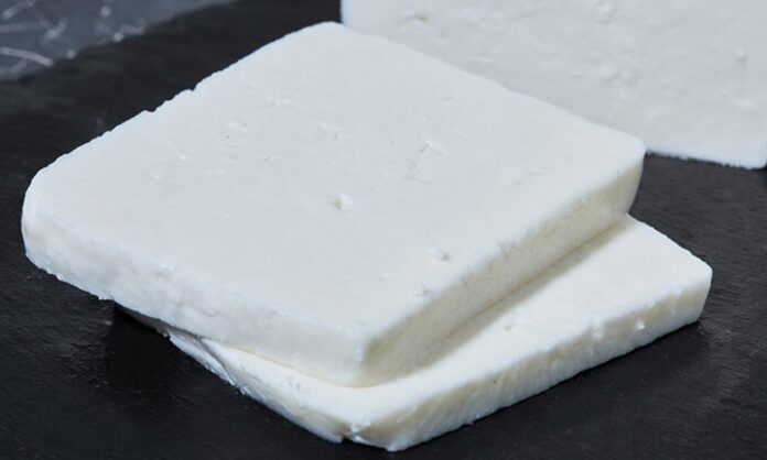 Türk mutfağının en köklü ve en çok tüketilen ürünlerinden biri olan beyaz peynir, yüzyıllardır sofraların baş tacı olmayı sürdürüyor. Kahvaltı kültürünün vazgeçilmez bir parçası olan beyaz peynir, sadece sabah öğünlerinde değil, salatalardan böreklere, sandviçlerden ana yemeklere kadar geniş bir kullanım alanına sahip. Tuzu, dokusu ve aromasıyla farklı damak tatlarına hitap eden bu ürün, her yaştan tüketicinin favorileri arasında yer alıyor. Konulu bir haber görseli.