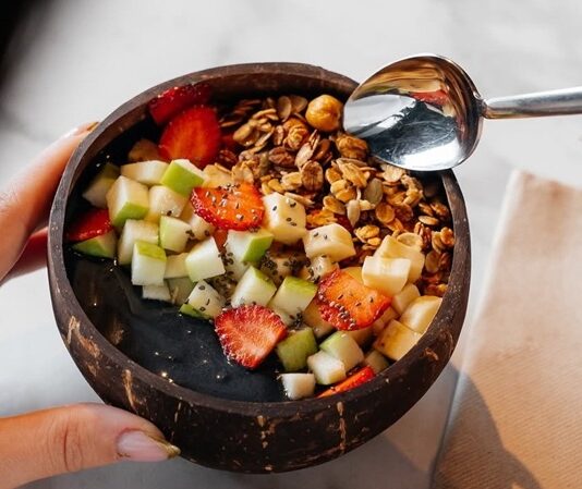 Vegan restoranları, son yıllarda yalnızca belirli bir beslenme tercihine hitap eden mekânlar olmaktan çıkarak geniş bir kitleye seslenen gastronomi duraklarına dönüşmüş durumda. Hayvansal hiçbir ürün kullanılmadan hazırlanan menüler, hem etik hassasiyetleri hem de çevresel kaygıları olan bireyler için önemli bir alternatif sunuyor. Günümüzde vegan restoranları, sağlıklı yaşam arayışı, sürdürülebilirlik ve yeni tatlar keşfetme isteğinin birleştiği özel alanlar olarak dikkat çekiyor. Konulu bir haber görseli.