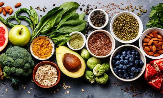 Son yıllarda beslenme alışkanlıkları, sağlık ve çevre bilincinin artmasıyla birlikte önemli bir dönüşüm sürecine girdi. Bu dönüşümün merkezinde ise bitkisel ağırlıklı beslenme yer alıyor. Hayvansal ürünlerin tamamen dışlanmadığı ancak bitkisel gıdaların temel alındığı bu beslenme yaklaşımı, hem beden sağlığını korumayı hem de yaşam kalitesini artırmayı hedefliyor. Uzmanlar, bu modelin katı diyet anlayışlarından farklı olarak daha sürdürülebilir ve uygulanabilir olduğunu vurguluyor. Konulu bir haber görseli.