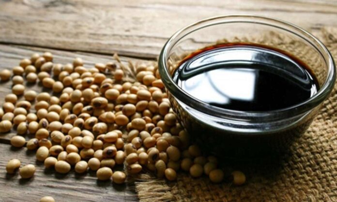 Soya, günümüz dünyasında hem gıda hem de sanayi alanında stratejik bir konuma sahip olan en önemli tarım ürünlerinden biri olarak öne çıkıyor. Yüksek protein içeriği, çok yönlü kullanım alanı ve küresel ticaretteki payıyla dikkat çeken Soya, yalnızca bir baklagil değil; aynı zamanda modern beslenme ve endüstriyel üretimin temel taşlarından biri olarak kabul ediliyor. Hayvan yeminden bitkisel yağlara, et alternatiflerinden biyoyakıta kadar uzanan geniş bir kullanım yelpazesi, soyanın değerini her geçen gün daha da artırıyor. Konulu bir haber görseli.