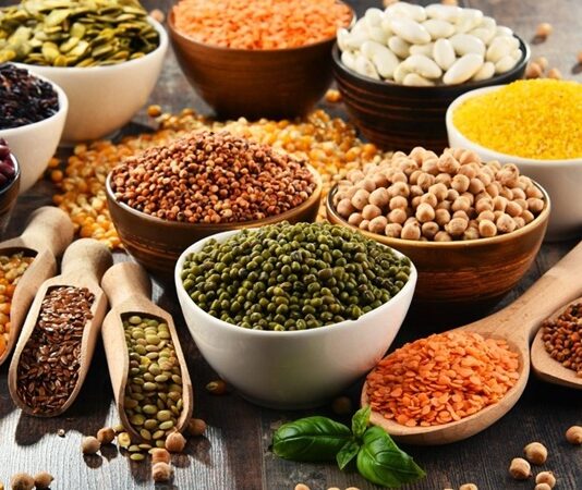 Son yıllarda beslenme alışkanlıklarında yaşanan değişim, protein kaynaklarına bakışı da önemli ölçüde dönüştürdü. Hayvansal ürünlerin çevresel etkileri, sağlıkla ilişkili tartışmalar ve etik kaygılar, bireyleri bitkisel protein kaynakları konusunda daha bilinçli tercihler yapmaya yöneltiyor. Bu dönüşüm yalnızca vegan ya da vejetaryen bireylerle sınırlı kalmıyor, dengeli ve sürdürülebilir bir beslenme arayışında olan geniş bir kitleyi de kapsıyor. Konulu bir haber görseli.