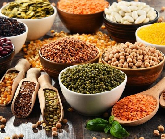 Bitkisel proteinler, son yıllarda sağlıklı yaşam, sürdürülebilir beslenme ve çevre dostu gıda arayışlarının artmasıyla birlikte daha fazla gündeme gelmeye başladı. Hayvansal kaynaklara alternatif olarak öne çıkan bu besin grubu, yalnızca vegan ve vejetaryen beslenme tercih edenler için değil, dengeli beslenmek isteyen herkes için önemli bir seçenek sunuyor. Baklagiller, tahıllar, kuruyemişler ve bazı sebzeler aracılığıyla alınabilen bitkisel proteinler, vücudun temel yapı taşlarından biri olan proteini doğal yollarla sağlamaya yardımcı oluyor. Konulu bir haber görseli.