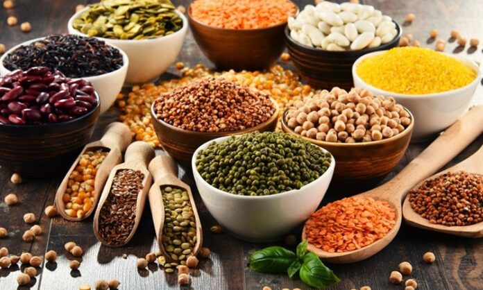 Bitkisel proteinler, son yıllarda sağlıklı yaşam, sürdürülebilir beslenme ve çevre dostu gıda arayışlarının artmasıyla birlikte daha fazla gündeme gelmeye başladı. Hayvansal kaynaklara alternatif olarak öne çıkan bu besin grubu, yalnızca vegan ve vejetaryen beslenme tercih edenler için değil, dengeli beslenmek isteyen herkes için önemli bir seçenek sunuyor. Baklagiller, tahıllar, kuruyemişler ve bazı sebzeler aracılığıyla alınabilen bitkisel proteinler, vücudun temel yapı taşlarından biri olan proteini doğal yollarla sağlamaya yardımcı oluyor. Konulu bir haber görseli.