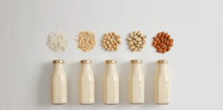 Son yıllarda beslenme alışkanlıklarında yaşanan dönüşümle birlikte bitkisel süt alternatifleri, gıda dünyasının en çok konuşulan başlıklarından biri haline gelmiştir. Hayvansal ürün tüketimini azaltmak isteyenler, laktoz hassasiyeti yaşayanlar ya da daha çevre dostu tercihler yapmayı amaçlayan bireyler için bu ürünler güçlü bir seçenek sunmaktadır. Bitkisel süt, artık yalnızca özel diyetlerin değil, günlük yaşamın da önemli bir parçası olarak görülmektedir. Konulu bir haber görseli.