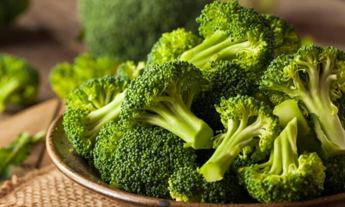 Sebze dünyasının en dikkat çeken üyelerinden biri olan brokoli, son yıllarda sağlıklı beslenme trendlerinin yükselmesiyle birlikte sofralarda daha sık yer almaya başladı. Canlı yeşil rengi, yoğun besin değeri ve çok yönlü kullanım alanlarıyla öne çıkan brokoli, hem ev mutfaklarında hem de restoran menülerinde giderek daha fazla tercih ediliyor. Özellikle bağışıklık sistemini destekleyen özellikleri sayesinde brokoli, uzmanlar tarafından düzenli tüketilmesi önerilen sebzeler arasında gösteriliyor. Konulu bir haber görseli.