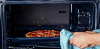 Son yıllarda beslenme alışkanlıklarının değişmesiyle birlikte yemek pişirme yöntemleri de yeniden sorgulanmaya başladı. Yağlı ve ağır pişirme tekniklerinin yerine daha hafif ve besin değerini koruyan yöntemler ön plana çıkıyor. Bu noktada buharda pişirme, hem ev mutfaklarında hem de profesyonel mutfaklarda giderek daha fazla tercih edilen bir yöntem haline geliyor. Doğal lezzeti koruması ve besin yapısını bozmaması, bu yöntemi öne çıkaran temel unsurlar arasında yer alıyor. Konulu bir haber görseli.