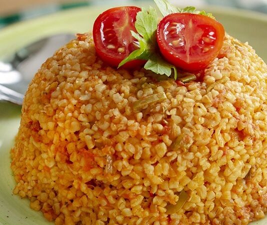 Türk mutfağının temel taşlarından biri olan bulgur, geçmişten günümüze sofralardaki yerini korumaya devam ediyor. Son yıllarda artan sağlıklı yaşam bilinciyle birlikte bulgur tüketimi, yalnızca geleneksel alışkanlıkların değil, modern sağlıklı beslenme anlayışının da önemli bir parçası haline geldi. Hem ekonomik hem de besleyici bir gıda olması, bulguru her yaştan birey için değerli kılıyor. Konulu bir haber görseli.