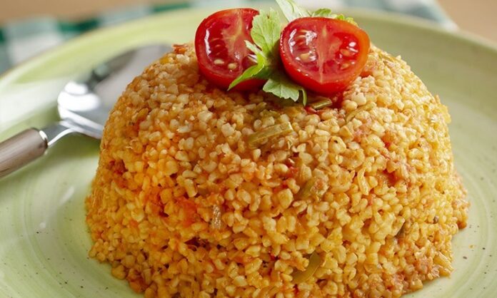 Türk mutfağının temel taşlarından biri olan bulgur, geçmişten günümüze sofralardaki yerini korumaya devam ediyor. Son yıllarda artan sağlıklı yaşam bilinciyle birlikte bulgur tüketimi, yalnızca geleneksel alışkanlıkların değil, modern sağlıklı beslenme anlayışının da önemli bir parçası haline geldi. Hem ekonomik hem de besleyici bir gıda olması, bulguru her yaştan birey için değerli kılıyor. Konulu bir haber görseli.