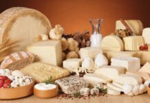 Peynir, dünyanın hemen her mutfağında kendine yer bulan, tarih boyunca farklı coğrafyalarda farklı biçimlerde üretilmiş özel bir süt ürünüdür. Özellikle çeşitli peynirler, hem damak tadına hem de kültürel alışkanlıklara göre şekillenerek geniş bir yelpaze oluşturur. Anadolu’dan Avrupa’ya, Orta Doğu’dan Balkanlara kadar uzanan bu zenginlik, peyniri yalnızca bir gıda değil aynı zamanda kültürel bir değer haline getirir. Konulu bir haber görseli.