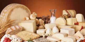 Peynir, dünyanın hemen her mutfağında kendine yer bulan, tarih boyunca farklı coğrafyalarda farklı biçimlerde üretilmiş özel bir süt ürünüdür. Özellikle çeşitli peynirler, hem damak tadına hem de kültürel alışkanlıklara göre şekillenerek geniş bir yelpaze oluşturur. Anadolu’dan Avrupa’ya, Orta Doğu’dan Balkanlara kadar uzanan bu zenginlik, peyniri yalnızca bir gıda değil aynı zamanda kültürel bir değer haline getirir. Konulu bir haber görseli.