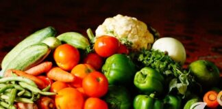 Son yıllarda sağlıklı yaşam arayışlarının artmasıyla birlikte beslenme alışkanlıklarında da köklü değişimler yaşanıyor. Bu değişimlerin başında ise çiğ beslenme geliyor. Isıl işlem görmemiş ya da çok düşük sıcaklıklarda hazırlanmış gıdaların tüketilmesini esas alan bu yaklaşım, besinlerin doğallığını koruma fikrine dayanıyor. Özellikle şehir hayatının getirdiği hazır gıda alışkanlıklarına karşı bir alternatif olarak öne çıkıyor. Konulu bir haber görseli.