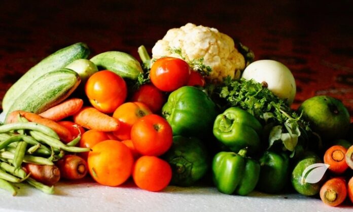 Son yıllarda sağlıklı yaşam arayışlarının artmasıyla birlikte beslenme alışkanlıklarında da köklü değişimler yaşanıyor. Bu değişimlerin başında ise çiğ beslenme geliyor. Isıl işlem görmemiş ya da çok düşük sıcaklıklarda hazırlanmış gıdaların tüketilmesini esas alan bu yaklaşım, besinlerin doğallığını koruma fikrine dayanıyor. Özellikle şehir hayatının getirdiği hazır gıda alışkanlıklarına karşı bir alternatif olarak öne çıkıyor. Konulu bir haber görseli.