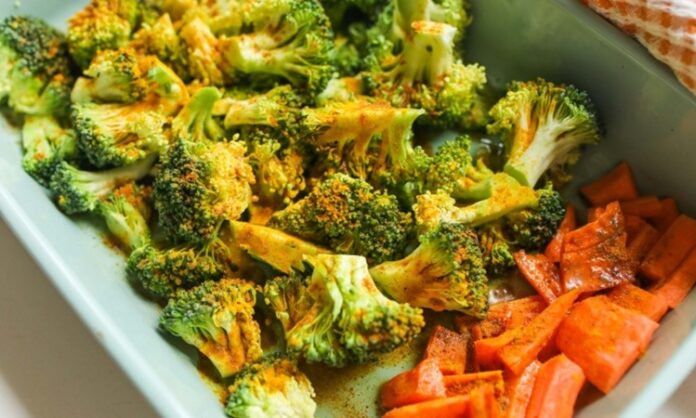 Günlük beslenme alışkanlıklarında son yıllarda dikkat çeken değişimlerden biri, çiğ sebze atıştırmalarının giderek daha fazla tercih edilmesi oldu. Yoğun iş temposu, hızlı yaşam tarzı ve pratik çözümlere olan ihtiyaç, bireyleri daha sade ve doğal alternatiflere yönlendiriyor. Bu noktada çiğ sebze atıştırmaları, hem hazırlanma kolaylığı hem de doğal yapısıyla ön plana çıkan bir seçenek olarak görülüyor. Konulu bir haber görseli.