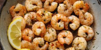 Deniz ürünleri arasında hem lezzeti hem de besin değeriyle öne çıkan karides, son yıllarda Türkiye’de ve dünyada giderek daha fazla ilgi görüyor. Özellikle sağlıklı beslenme trendlerinin yaygınlaşması, restoran menülerinde deniz ürünlerine ayrılan alanın genişlemesi ve evde pratik yemek yapma alışkanlığının artması, karides tüketimini ciddi biçimde yükseltti. Bir zamanlar daha çok lüks restoranlarda karşımıza çıkan bu ürün, artık market raflarında farklı gramaj ve çeşitlerle daha erişilebilir hale geldi. Konulu bir haber görseli.