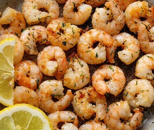 Deniz ürünleri arasında hem lezzeti hem de besin değeriyle öne çıkan karides, son yıllarda Türkiye’de ve dünyada giderek daha fazla ilgi görüyor. Özellikle sağlıklı beslenme trendlerinin yaygınlaşması, restoran menülerinde deniz ürünlerine ayrılan alanın genişlemesi ve evde pratik yemek yapma alışkanlığının artması, karides tüketimini ciddi biçimde yükseltti. Bir zamanlar daha çok lüks restoranlarda karşımıza çıkan bu ürün, artık market raflarında farklı gramaj ve çeşitlerle daha erişilebilir hale geldi. Konulu bir haber görseli.