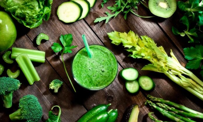 Son yıllarda beslenme alışkanlıklarının değişmesiyle birlikte vücudu dinlendirme ve daha doğal bir düzene geçme arayışı da artış gösteriyor. Bu arayışın merkezinde ise detox beslenme yer alıyor. Günlük yaşamda maruz kalınan yoğun stres, düzensiz öğünler ve işlenmiş gıdalar, bireyleri daha sade ve arındırıcı beslenme yaklaşımlarına yönlendiriyor. Detox beslenme, bu noktada yalnızca geçici bir diyet olarak değil, bilinçli bir beslenme farkındalığı olarak değerlendiriliyor. Konulu bir haber görseli.