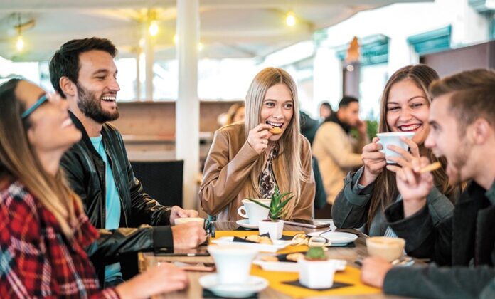 Dışarıda sağlıklı seçenekler, modern yaşamın hızlandığı günümüzde beslenme alışkanlıklarını korumak isteyen bireyler için giderek daha önemli hale gelmiştir. İş temposu, sosyal hayat ve zaman kısıtlamaları nedeniyle birçok kişi öğünlerini ev dışında tüketmektedir. Bu durum, doğru tercihler yapılmadığında beslenme dengesinin bozulmasına neden olabilir. Konulu bir haber görseli.