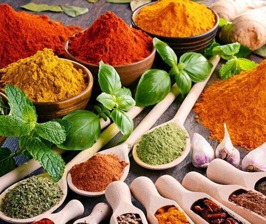 Günümüzde beslenme alışkanlıkları yalnızca doyuruculuk üzerinden değil, lezzet, denge ve doğallık ekseninde de şekillenmektedir. Bu dönüşümde doğal baharatlar, mutfak kültürünün vazgeçilmez unsurları arasında yeniden güçlü bir konum kazanmıştır. Yüzyıllardır kullanılan baharatlar, modern yaşamın hızına rağmen sofralarda yerini korumakta, hatta daha bilinçli tercihlerle öne çıkmaktadır. Özellikle hazır sos ve yoğun işlenmiş ürünlerden uzaklaşma eğilimi, baharatların önemini daha da artırmıştır. Konulu bir haber görseli.