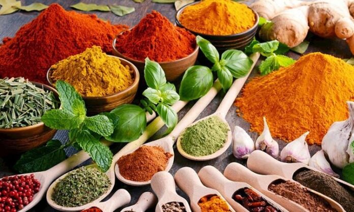 Günümüzde beslenme alışkanlıkları yalnızca doyuruculuk üzerinden değil, lezzet, denge ve doğallık ekseninde de şekillenmektedir. Bu dönüşümde doğal baharatlar, mutfak kültürünün vazgeçilmez unsurları arasında yeniden güçlü bir konum kazanmıştır. Yüzyıllardır kullanılan baharatlar, modern yaşamın hızına rağmen sofralarda yerini korumakta, hatta daha bilinçli tercihlerle öne çıkmaktadır. Özellikle hazır sos ve yoğun işlenmiş ürünlerden uzaklaşma eğilimi, baharatların önemini daha da artırmıştır. Konulu bir haber görseli.