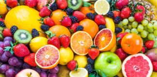 Günümüzde beslenme alışkanlıkları, yalnızca doymaya yönelik değil aynı zamanda sağlığı korumaya yönelik bir anlayışla şekilleniyor. Bu noktada doğal meyve ve sebze tüketimi, dengeli ve bilinçli beslenme arayışında olan bireyler için öne çıkan başlıklardan biri haline geliyor. İşlenmiş gıdaların yaygınlaştığı modern yaşamda, doğallığını koruyan meyve ve sebzeler hem besin değeri hem de vücuda olan katkılarıyla dikkat çekiyor. Konulu bir haber görseli.