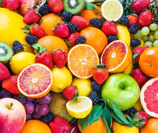 Günümüzde beslenme alışkanlıkları, yalnızca doymaya yönelik değil aynı zamanda sağlığı korumaya yönelik bir anlayışla şekilleniyor. Bu noktada doğal meyve ve sebze tüketimi, dengeli ve bilinçli beslenme arayışında olan bireyler için öne çıkan başlıklardan biri haline geliyor. İşlenmiş gıdaların yaygınlaştığı modern yaşamda, doğallığını koruyan meyve ve sebzeler hem besin değeri hem de vücuda olan katkılarıyla dikkat çekiyor. Konulu bir haber görseli.