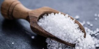 Günlük beslenmenin vazgeçilmez unsurlarından biri olan tuz, tarih boyunca yalnızca bir tatlandırıcı değil aynı zamanda bir koruyucu ve ticari değer olarak da önem taşımıştır. Günümüzde ise rafine ürünlere karşı artan bilinçle birlikte doğal tuzlar yeniden gündeme gelmiştir. Üretim süreçlerinde kimyasal işlem görmeyen, mineral yapısını büyük ölçüde koruyan bu tuzlar, mutfaklarda daha saf ve karakteristik bir lezzet arayan tüketicilerin ilgisini çekmektedir. Konulu bir haber görseli.