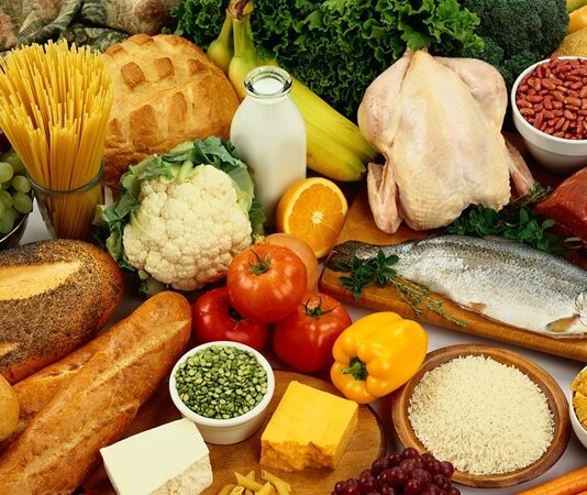 Son yıllarda beslenme alışkanlıklarında belirgin bir dönüşüm yaşanıyor. Tüketiciler artık yalnızca doyurucu değil, aynı zamanda güvenilir ve çevreyle uyumlu gıdalar arayışında. Bu noktada doğal ve yerel ürünlere öncelik, hem bireysel sağlık hem de toplumsal sürdürülebilirlik açısından öne çıkan bir yaklaşım haline gelmiştir. Doğal yöntemlerle üretilen ve yerel kaynaklardan temin edilen ürünler, beslenme kültürünün yeniden şekillenmesinde önemli bir rol üstlenmektedir. Konulu bir haber görseli.