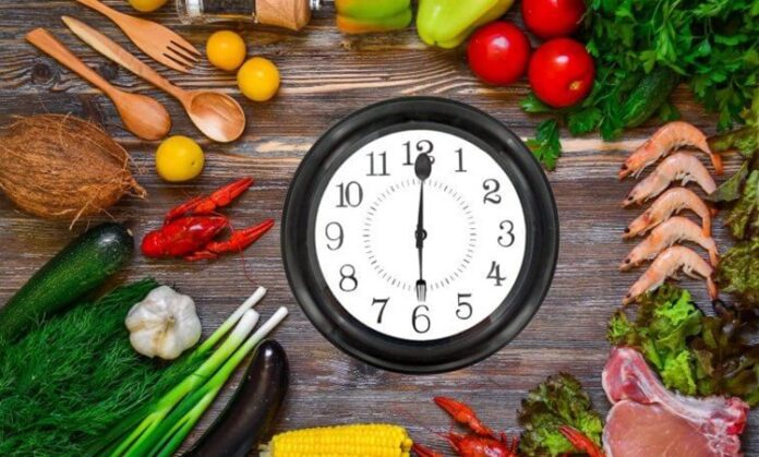 Düzenli öğünler, sağlıklı ve dengeli bir yaşamın temel taşlarından biri olarak kabul edilmektedir. Günlük hayatın yoğun temposu içinde öğün atlamak ya da saatleri sürekli değişen şekilde beslenmek oldukça yaygın hale gelmiştir. Ancak düzenli öğünler alışkanlığı, beslenmeyi plansız bir ihtiyaç olmaktan çıkarıp bilinçli bir rutine dönüştürmektedir. Bu yaklaşım, yeme eyleminin gün içindeki yerini netleştirerek yaşam düzenine istikrar kazandırır. Konulu bir haber görseli.