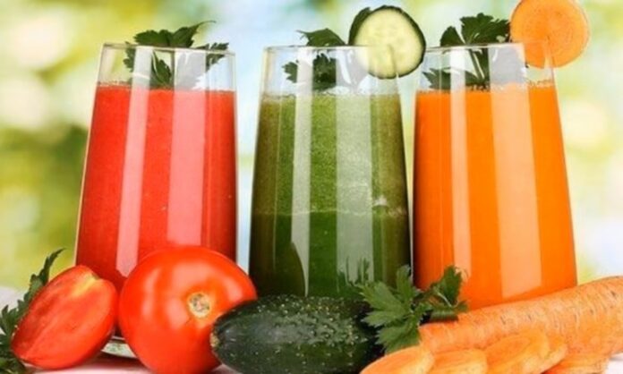 Ev yapımı detoks suları, son yıllarda sağlıklı yaşam ve doğal beslenme anlayışının yaygınlaşmasıyla birlikte büyük ilgi görüyor. Günlük yaşamın temposu, düzensiz beslenme ve çevresel faktörler, insanların daha hafif ve doğal içeceklere yönelmesine neden oluyor. Bu noktada ev yapımı detoks suları, katkı maddesi içermeyen yapısıyla öne çıkarken aynı zamanda pratik hazırlanabilmesi sayesinde de tercih ediliyor. Konulu bir haber görseli.